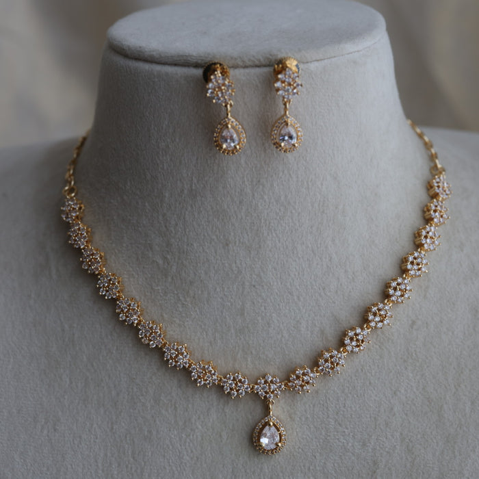 Heritage gold plated white stone short necklace H182333
