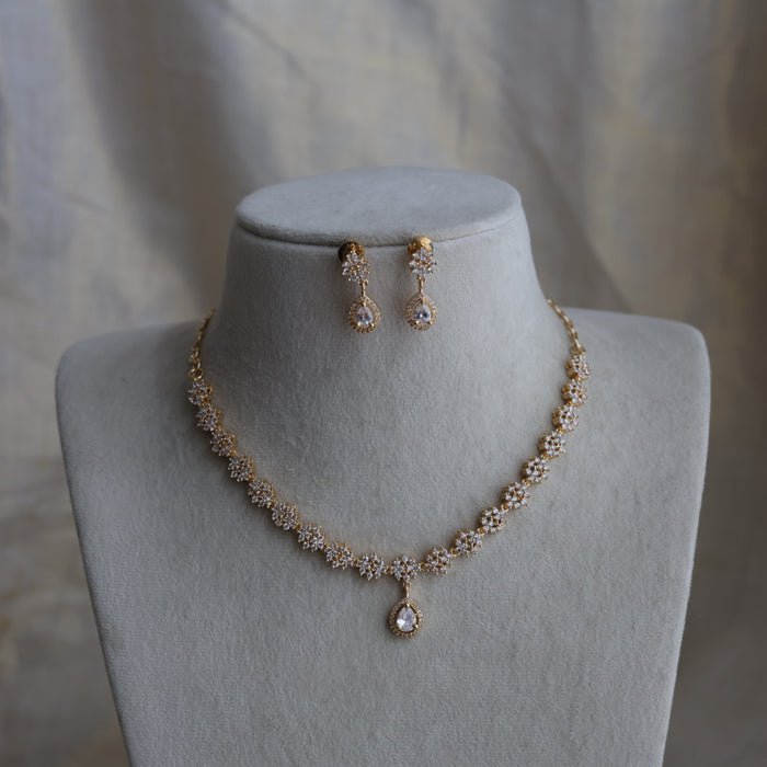 Heritage gold plated white stone short necklace H182333