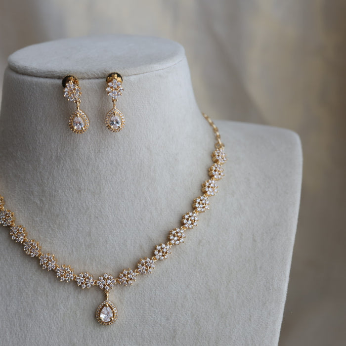 Heritage gold plated white stone short necklace H182333