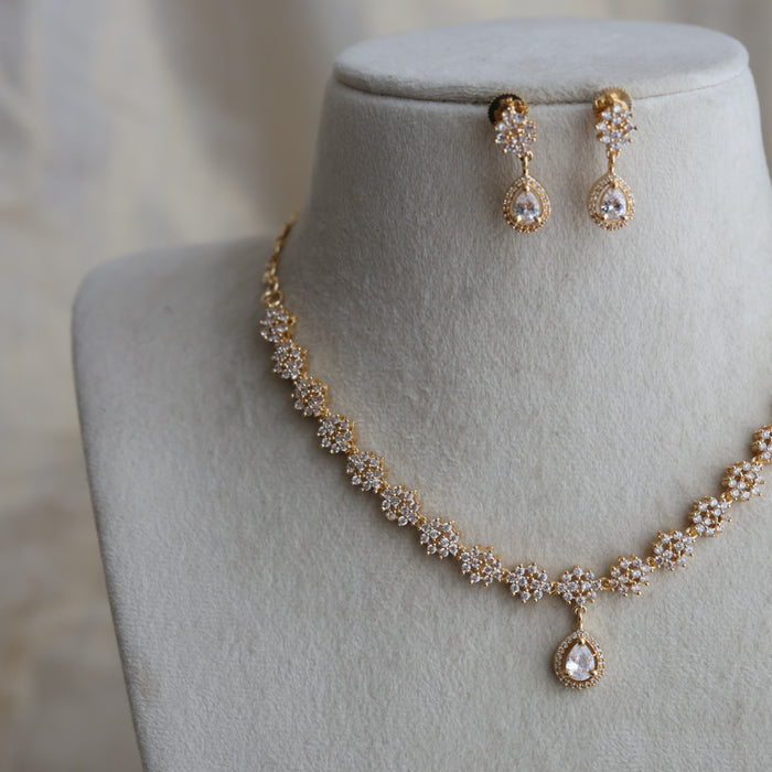 Heritage gold plated white stone short necklace H182333
