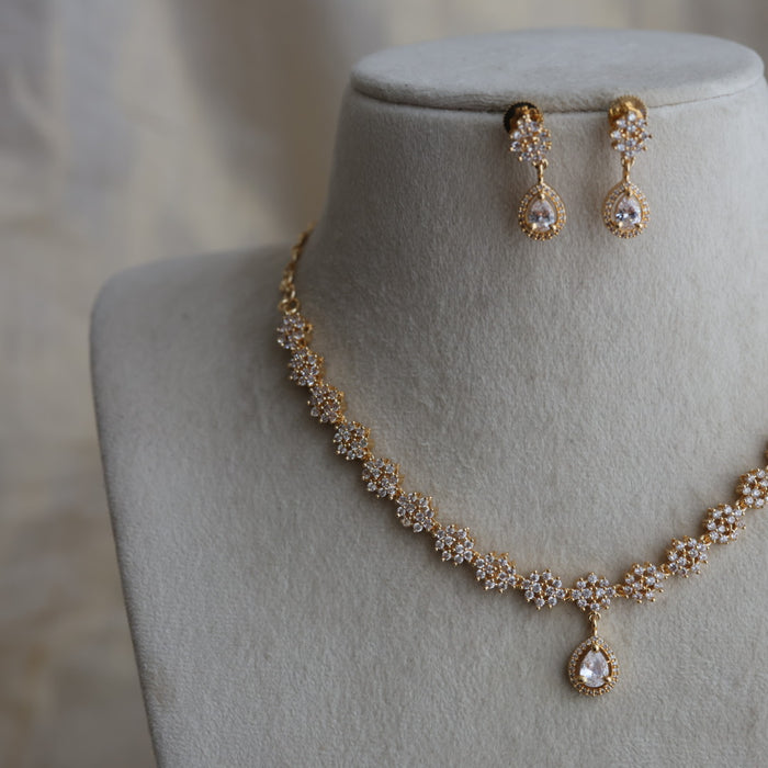 Heritage gold plated white stone short necklace H182333