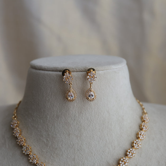 Heritage gold plated white stone short necklace H182333