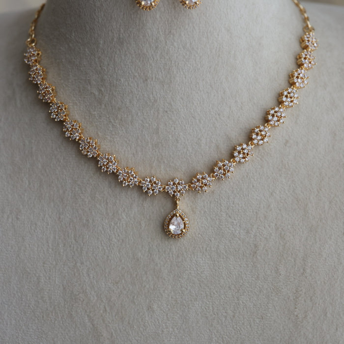Heritage gold plated white stone short necklace H182333