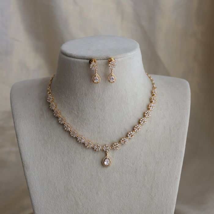 Heritage gold plated white stone short necklace H182333