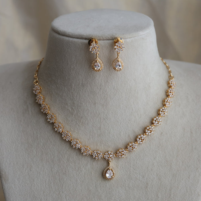 Heritage gold plated white stone short necklace H182333