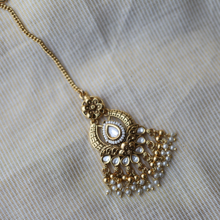 Antique white stone and pearl tikka AT234