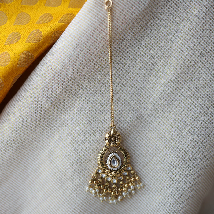 Antique white stone and pearl tikka AT234
