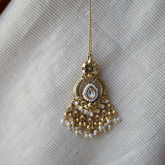 Antique white stone and pearl tikka AT234
