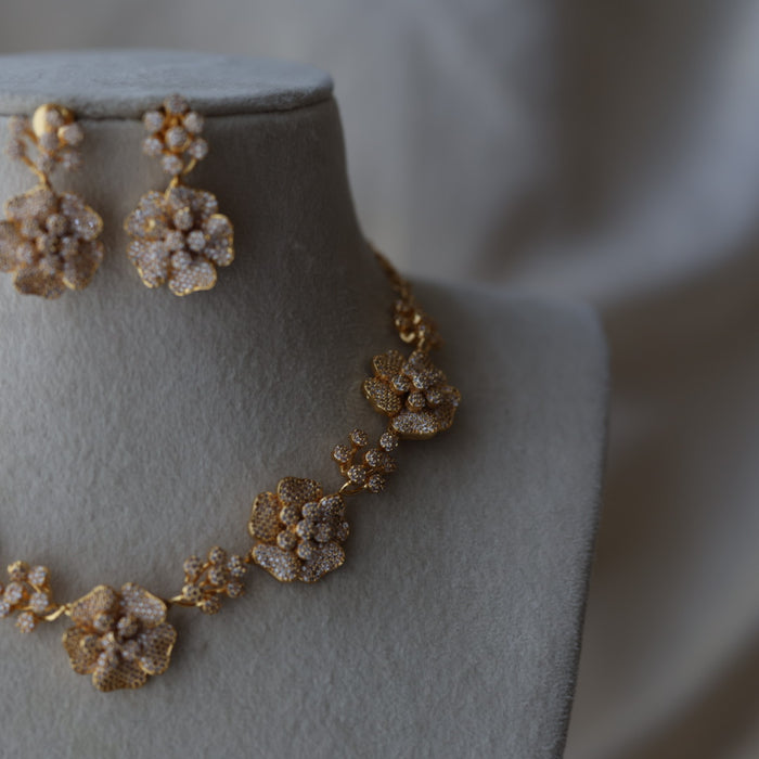 Heritage gold plated white stone short necklace with earrings HW8789