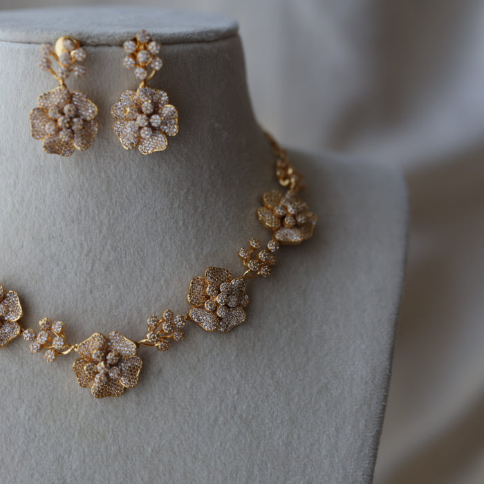 Heritage gold plated white stone short necklace with earrings HW8789