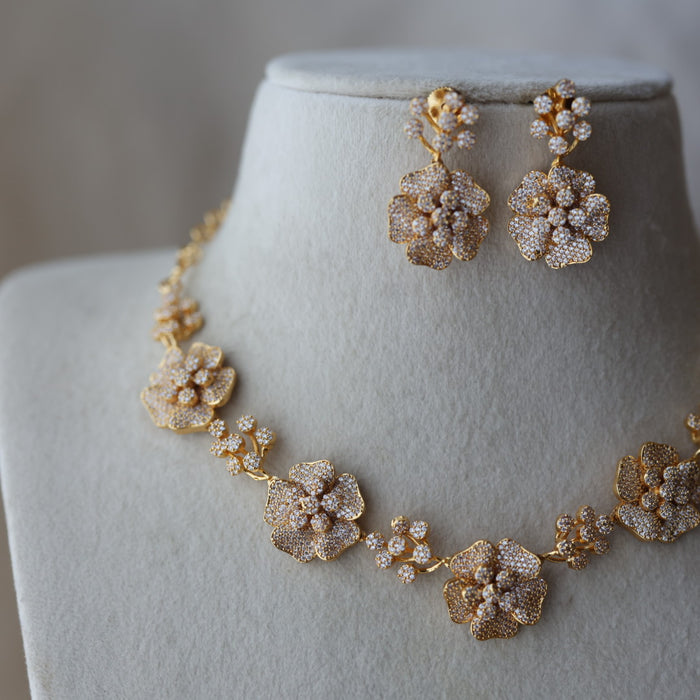 Heritage gold plated white stone short necklace with earrings HW8789