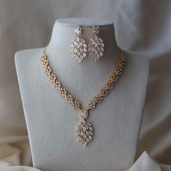 Heritage gold plated white stone short necklace with earrings HW5382