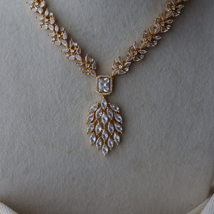 Heritage gold plated white stone short necklace with earrings HW5382