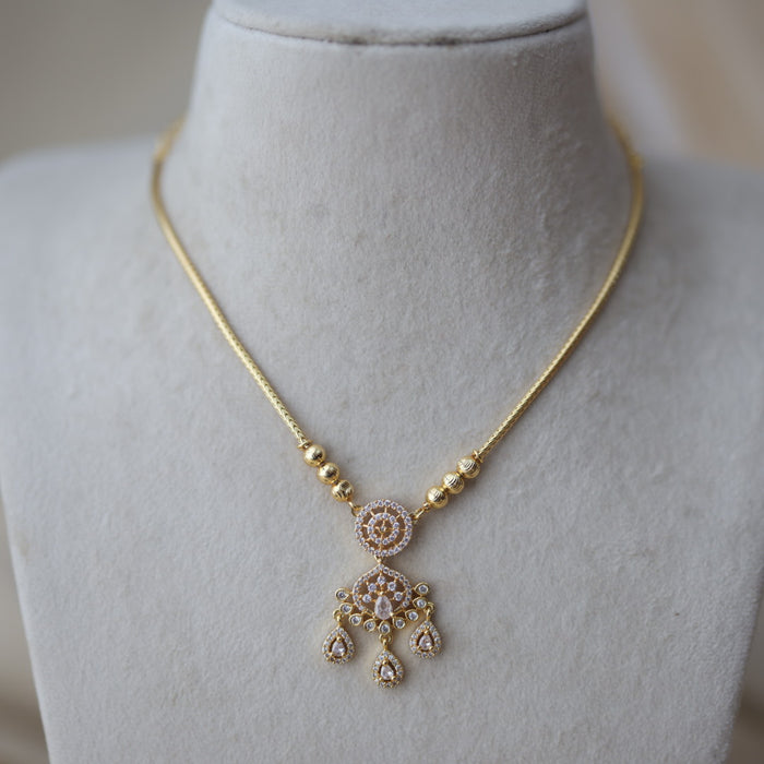 Heritage gold plated white stone necklace H688