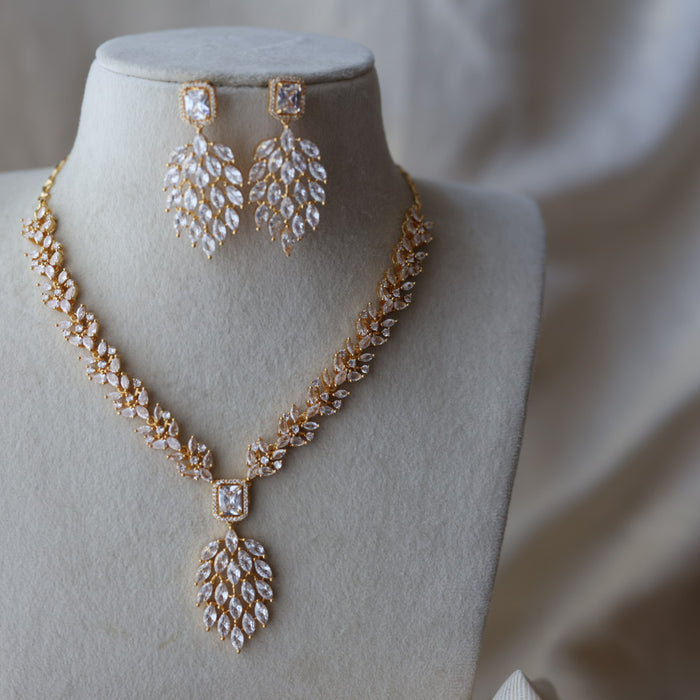 Heritage gold plated white stone short necklace with earrings HW5382