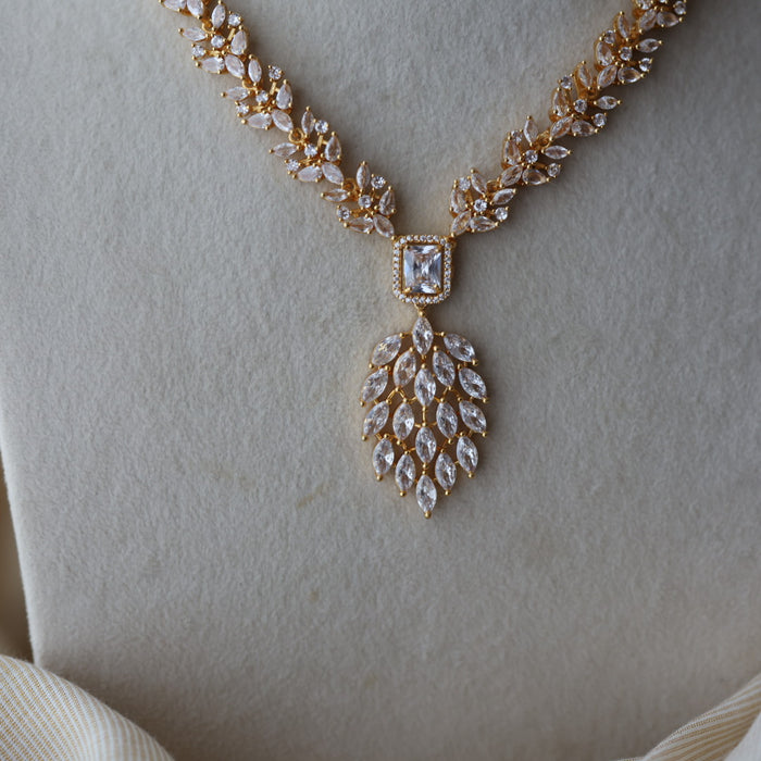 Heritage gold plated white stone short necklace with earrings HW5382