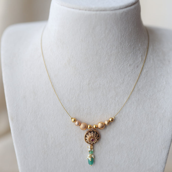 Antique green bead invisible short necklace IN2019