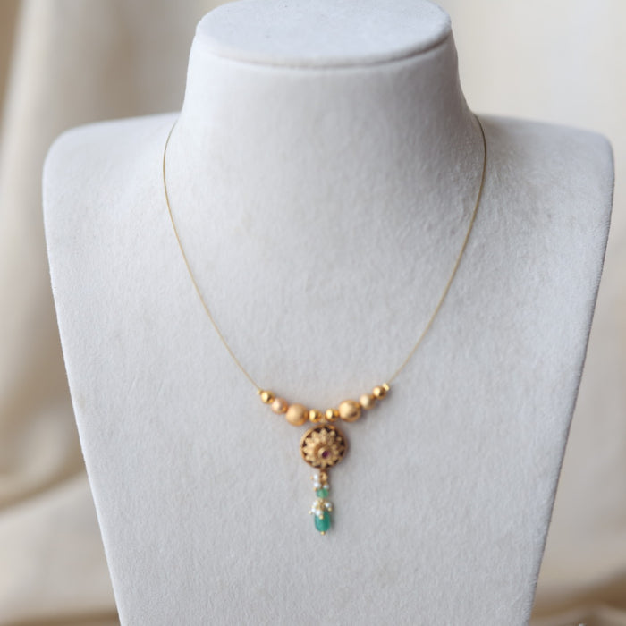 Antique green bead invisible short necklace IN2019