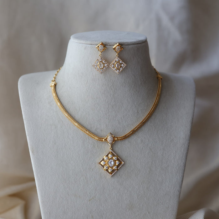 Heritage gold plated white stone short necklace with earrings HW1393
