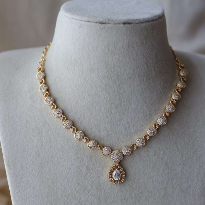 Heritage gold plated white stone short necklace HW8996