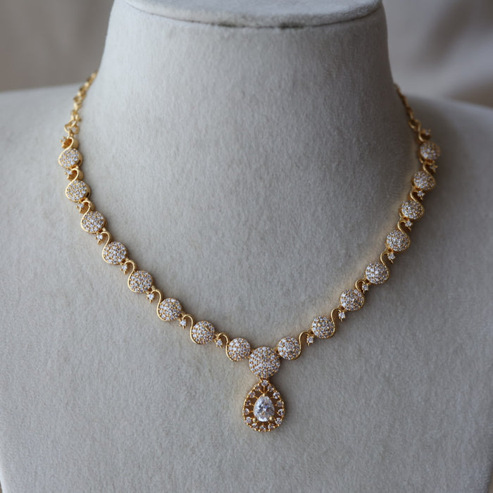 Heritage gold plated white stone short necklace HW8996