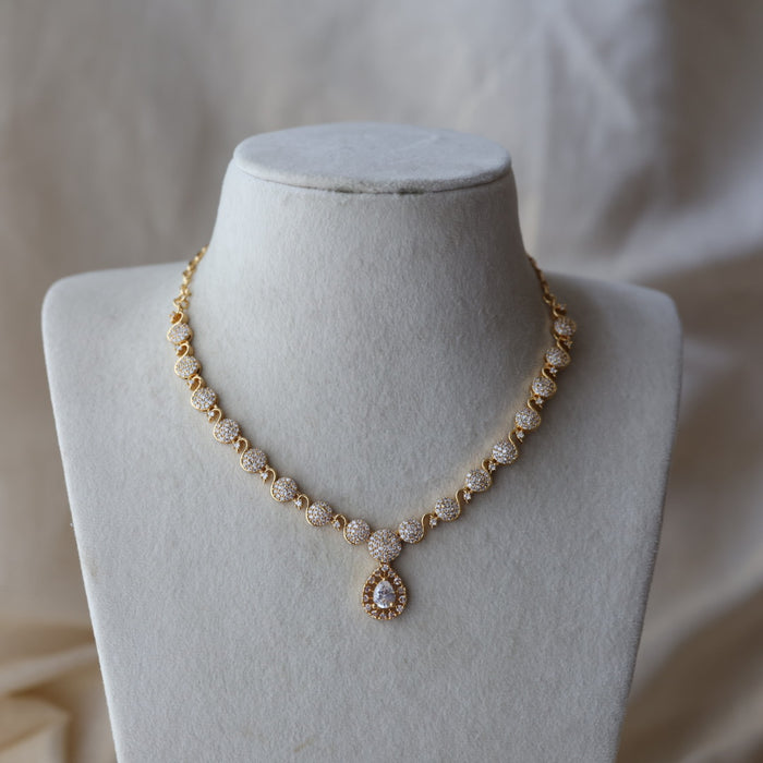 Heritage gold plated white stone short necklace HW8996