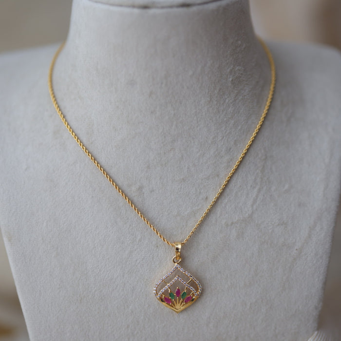Heritage gold plated pendant with chain HC0089