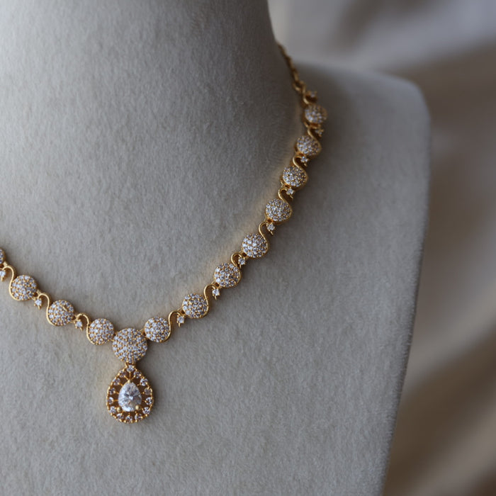 Heritage gold plated white stone short necklace HW8996