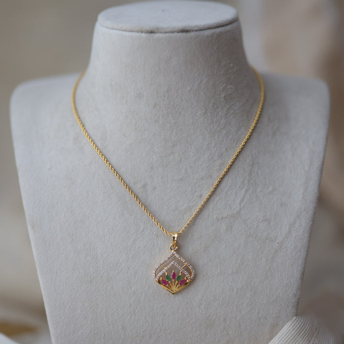 Heritage gold plated pendant with chain HC0089