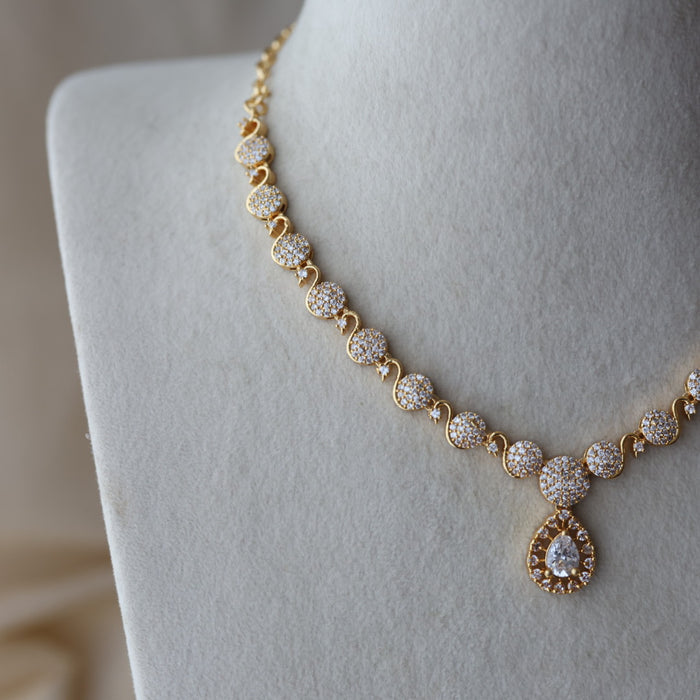 Heritage gold plated white stone short necklace HW8996