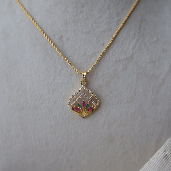 Heritage gold plated pendant with chain HC0089