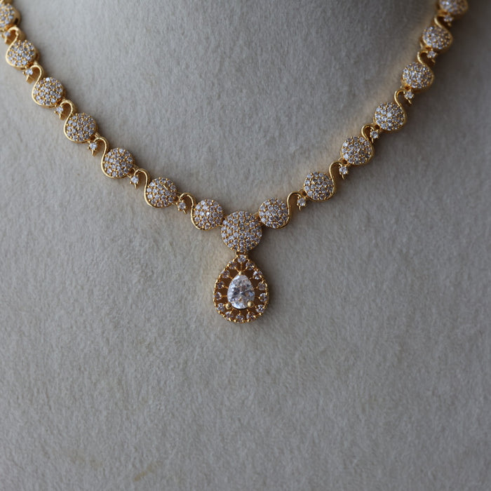Heritage gold plated white stone short necklace HW8996
