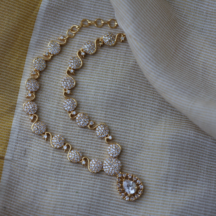 Heritage gold plated white stone short necklace HW8996