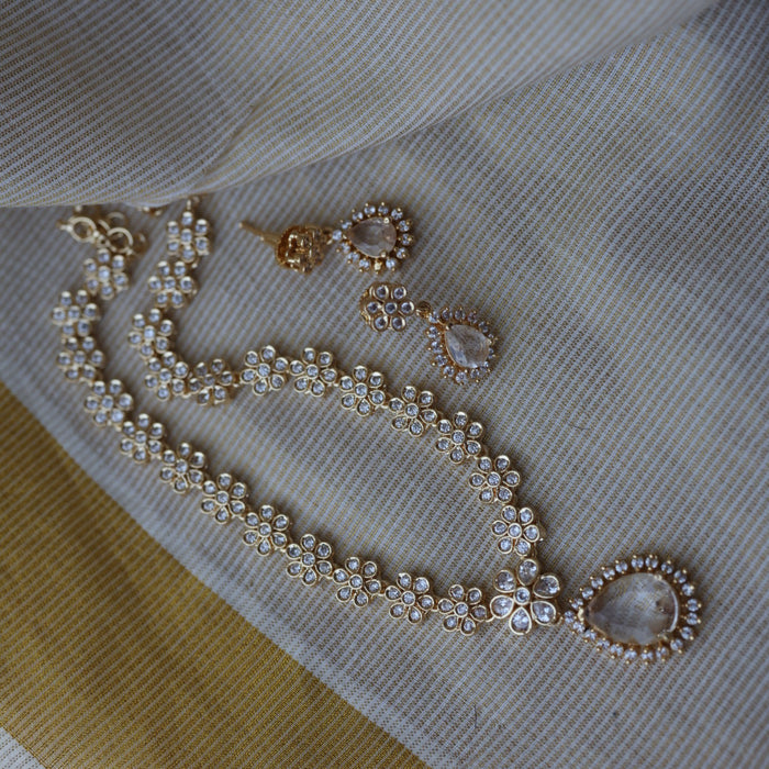 Heritage gold plated white stone short necklace with earrings HW2333