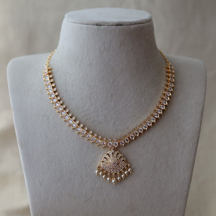 Heritage gold plated white stone short necklace with H9023