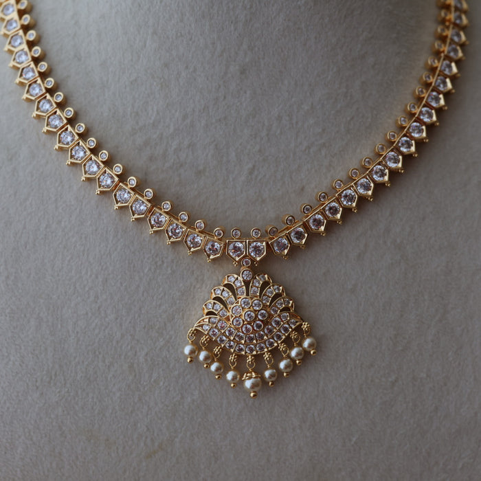 Heritage gold plated white stone short necklace with H9023