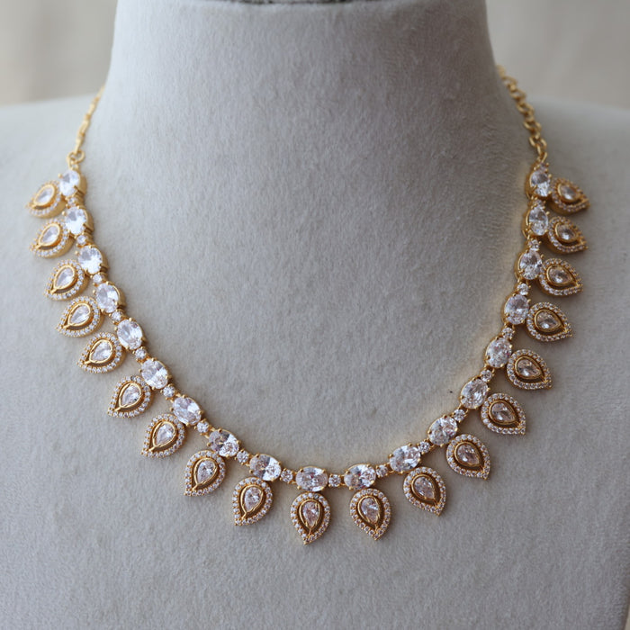 Heritage gold plated white stone short necklace H1793