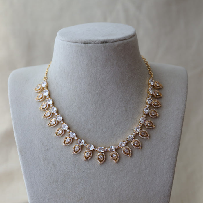 Heritage gold plated white stone short necklace H1793