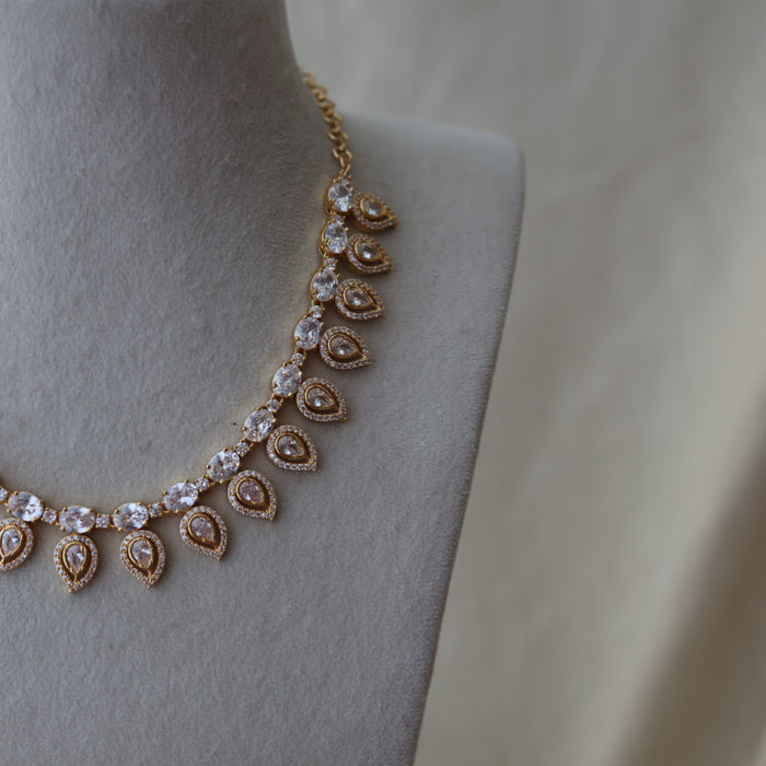Heritage gold plated white stone short necklace H1793