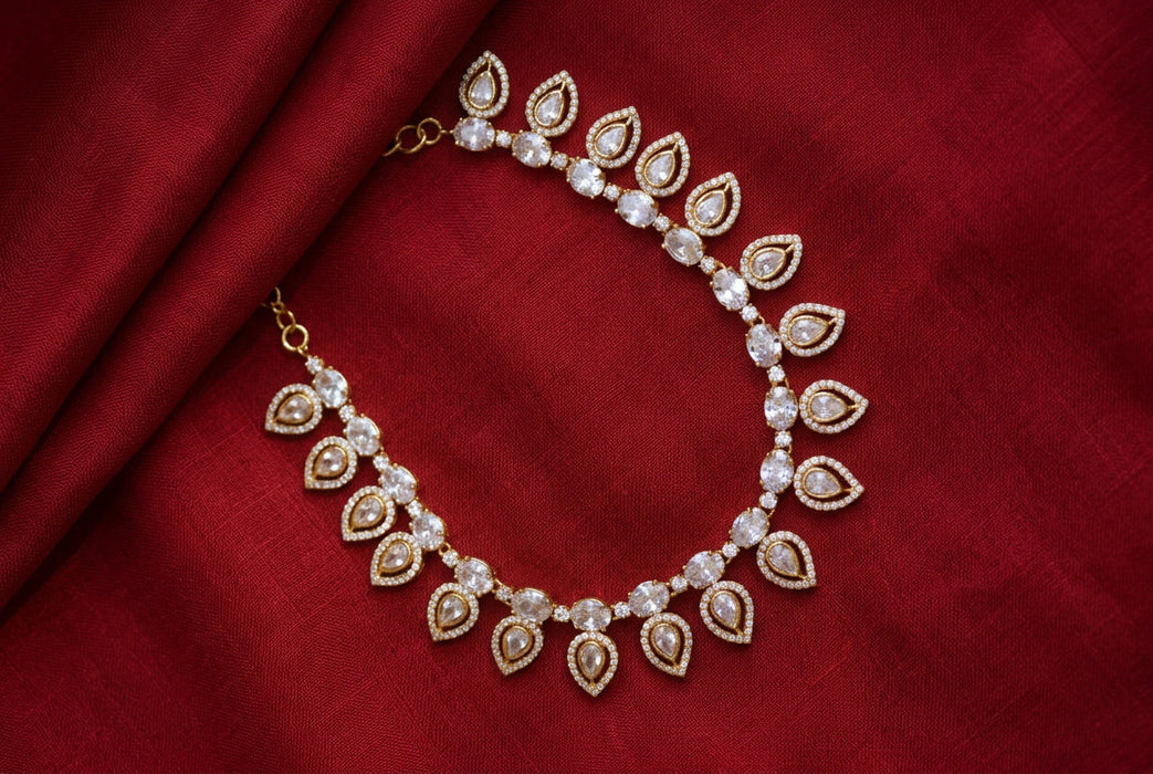 Heritage gold plated white stone short necklace H1793