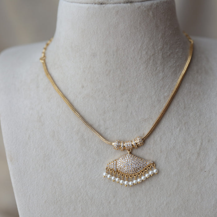 Heritage gold plated white stone short necklace H0982