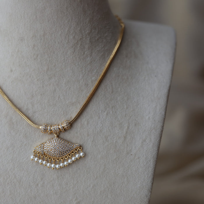Heritage gold plated white stone short necklace H0982