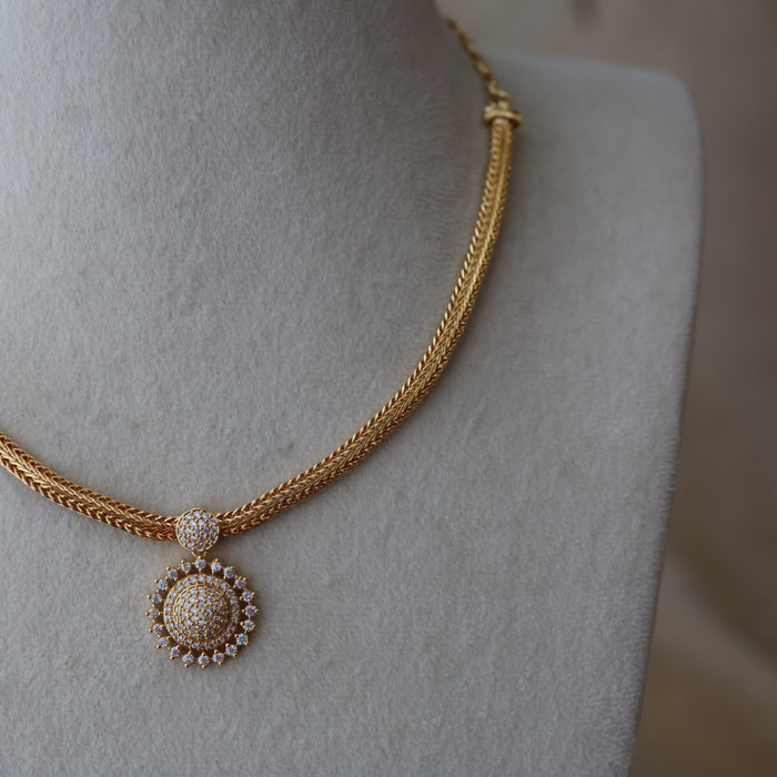 Heritage gold plated white stone short necklace H844