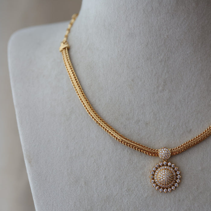 Heritage gold plated white stone short necklace H844