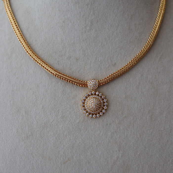 Heritage gold plated white stone short necklace H844