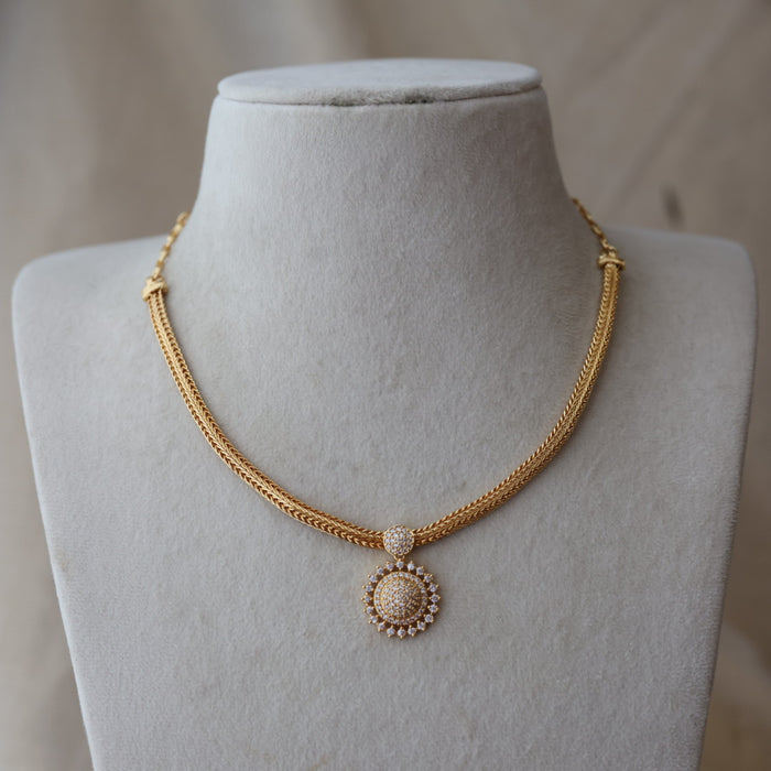 Heritage gold plated white stone short necklace H844