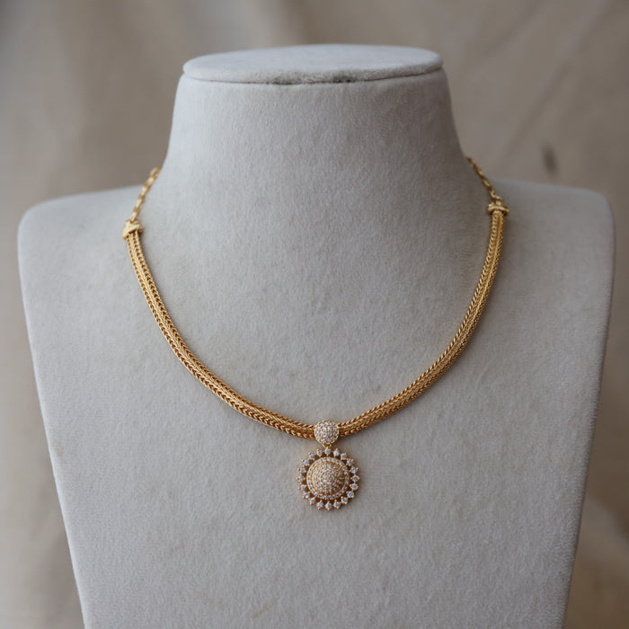 Heritage gold plated white stone short necklace H844