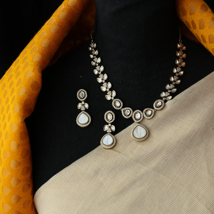 Trendy white stone necklace and earrings TW435