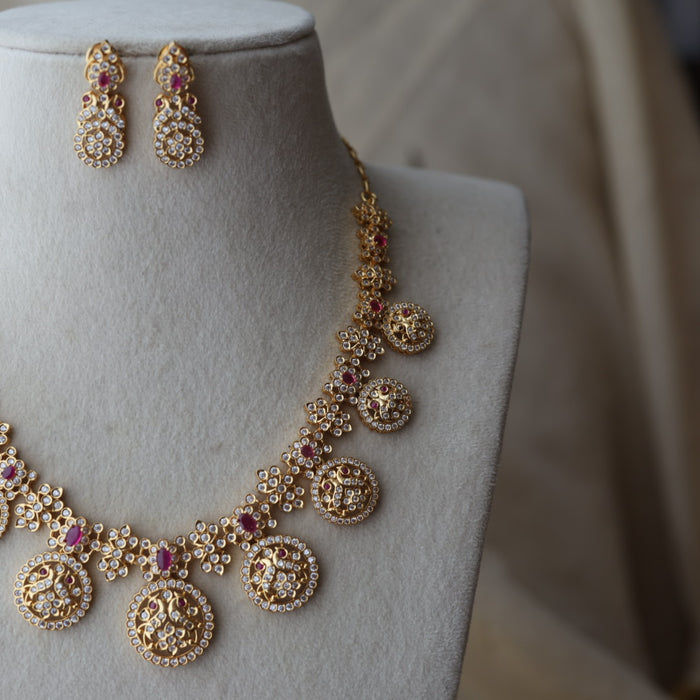 Heritage gold plated white stone coin design short necklace H3344