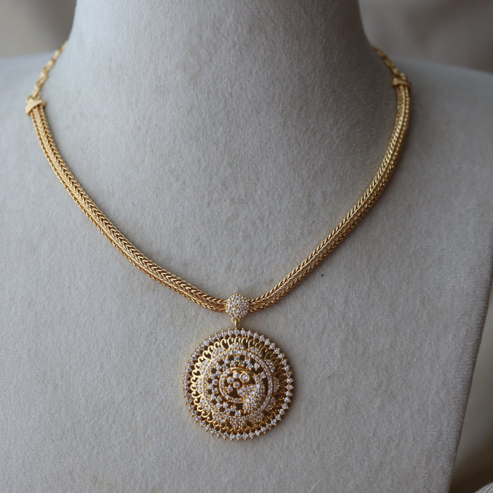 Heritage gold plated white stone short necklace H8292